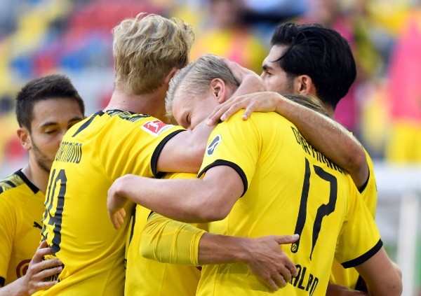 Los jugadores del Borussia Dortmund no se acordaron del protocolo e igual se abrazaron - Getty