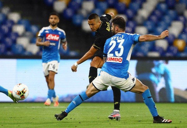 Alexis Sánchez dispara a puerta (Getty Images)