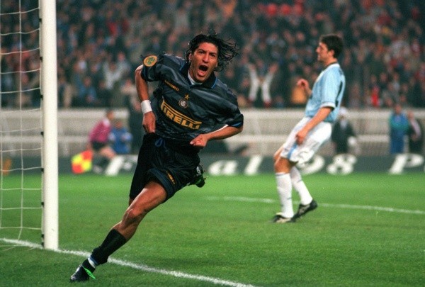 Iván Zamorano marcando para el Inter de Milán (Getty Images)
