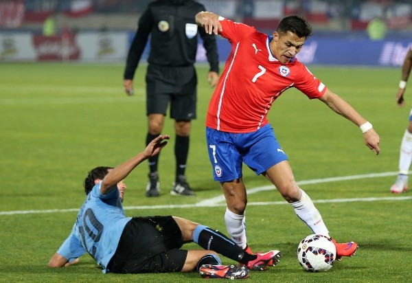 Alexis ante Uruguay en Copa América 2015.