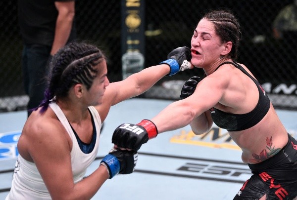 Cynthia Calvillo hizo sufrir tanto en la lucha de pie como en el piso a Jessica Eye. Foto: Getty Images