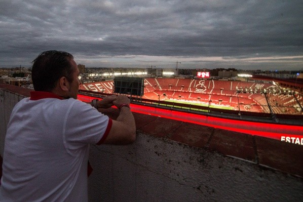 Los partidos de La Liga, por medidas sanitarias, son sin público. Claro que los hinchas se las arreglaron para ver el duelo anterior del Sevilla como lo demuestra este fanático desde un balcón. (Foto: Getty)