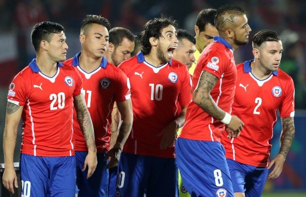 Valdivia le sube el ánimo a Chile cuando el partido ante Uruguay se complicaba.