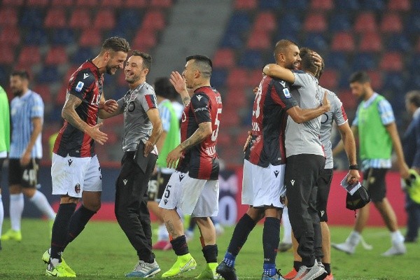 Plantel del Bologna de Gary Medel bajará sus sueldos para evitar una crisis económica al interior del club. Foto: Getty Images