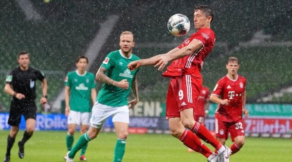 Robert Lewandowski acomodó el balón solo y anotó el gol que le entrega al Bayern Múnich su octavo título de Bundesliga al hilo. Foto: Getty Images