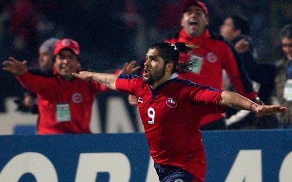 Gol de Navia y festejo en la Roja.