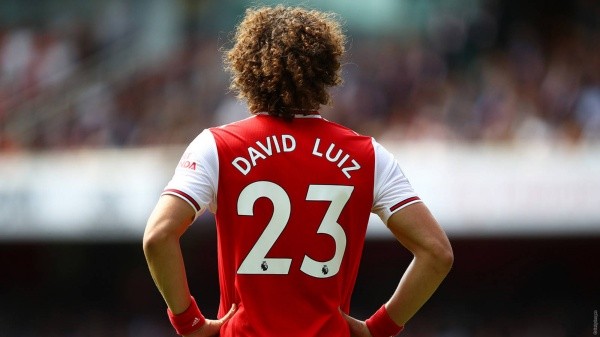 David Luiz se transformó en el villano del Arsenal, entregando el partido prácticamente en bandeja al Manchester City, que terminó ganándolo por 3-0.