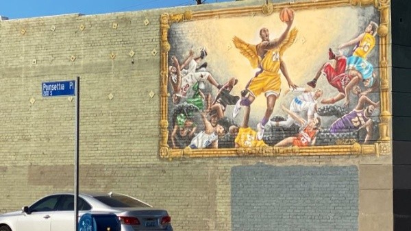 Los usuarios de internet denunciaron a la cadena HBO por poner un letrero publicitario encima de un mural dedicado a Kobe Bryant, por lo que la cadena televisiva se vio obligada a retirarlo