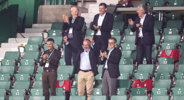 Rummenigge junto a Oliver Kahn festejan el título del Bayern (Getty Images)