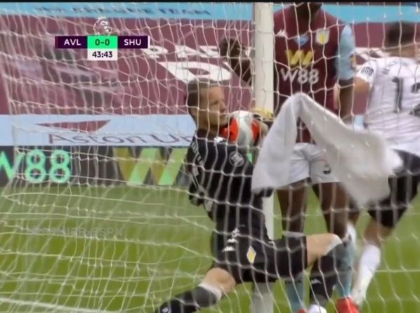 El arquero Nyland se va con balón y todo dentro de la portería, pero el Hawk Eye Goal Technology no se dio cuenta