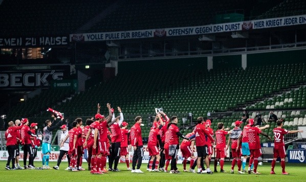 A estadio vacío y con camisetas conmemorativas, los jugadores del Bayern celebraron tímidamente su octava Bundesliga seguida. (Foto: Getty)