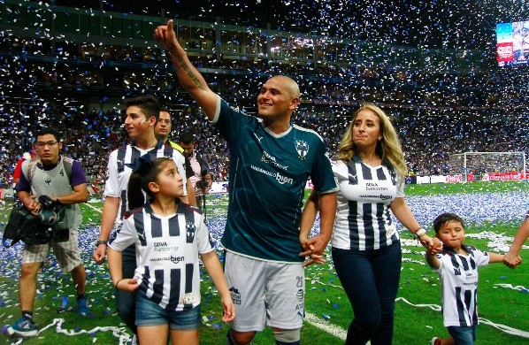 Tras su salida de Colo Colo, Chupete Suazo recibió un partido de homenaje en Monterrey y hasta se retiró su dorsal hasta que él decida pasárselo, por ejemplo, a uno de sus hijos.