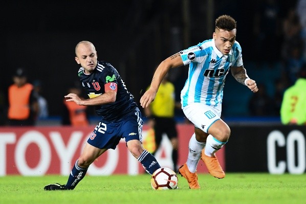 Gustavo Lorenzetti disputa el balón con Lautaro Martínez (Getty Images)