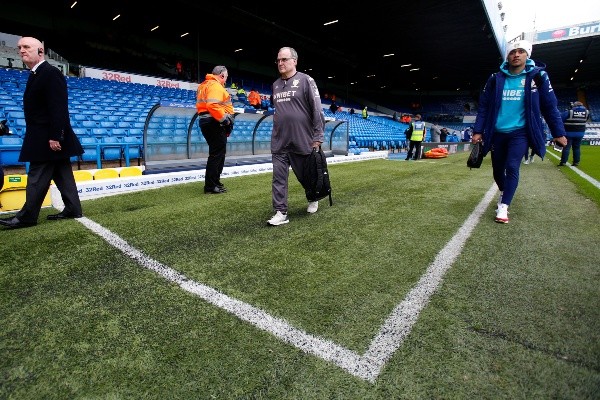 Marcelo Bielsa, en un futbol nuevo sin gente en las gradas, volverá a ponerse el buzo de entrenador, si es que en algún momento se lo quitó, con el objetivo de llegar a la Premier League. (Foto: Getty)
