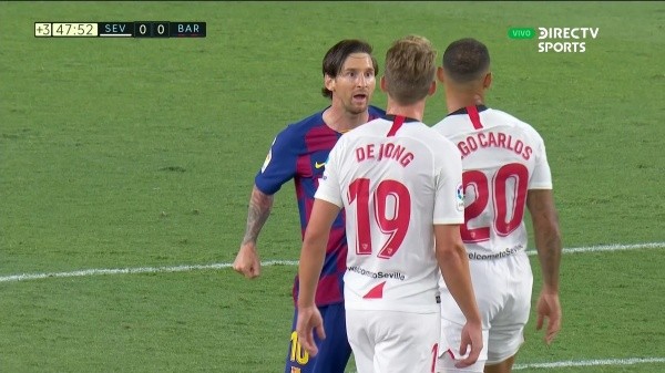 Messi enojado ante Sevilla.
