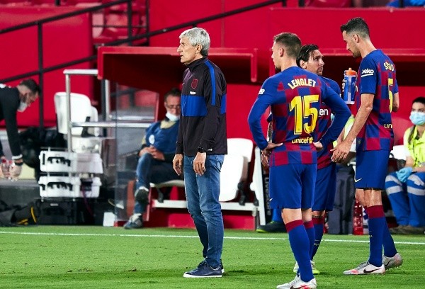 Setien mira desconsolado el marcador luego del empate del Barcelona ante el Sevilla (Getty Images)