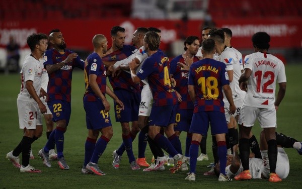 Partido duro y caliente entre Sevilla y Barcelona.