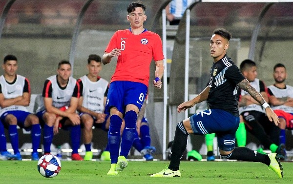 Alfonso Parot ante Lautaro Martínez en amistoso entre Chile y Argentina en 2019 (Agencia Uno)