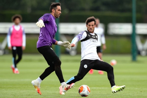 Pese a que ha respondido cada vez que ha saltado a la cancha, Claudio Bravo no ha podido convencer a Pep Guardiola para ser titular en el Manchester City. Foto: Getty Images