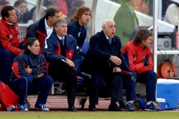 Nelson Acosta junto a Ítalo Traverso y todo su cuerpo técnico en la Selección Chile 2005 (Getty Images)