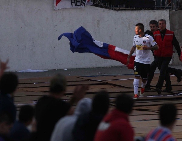 La polémica más grande de Jason Silva en Colo Colo fue cuando pateó una bandera de la U tras el clásico de 2014 en el Estadio Nacional. Foto: Agencia Uno