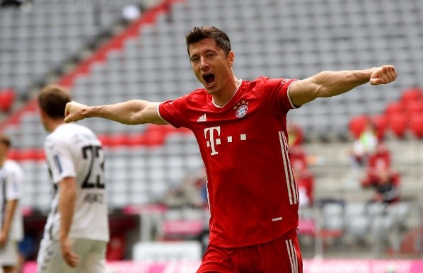 Robert Lewandowski no se cansa de hacer goles. Este sábado, solo en el primer tiempo ante el Friburgo, ya anotó dos. Foto: Getty Images