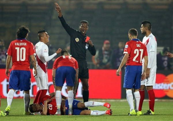Instante tras el planchazo de Carlos Zambrano a Charles Aránguiz, donde el árbitro no dudó en mostrar la roja directa que dejó a los peruanos con 10 en cancha por más de una hora y cuarto de encuentro.