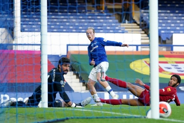 La jugada que pudo cambiar la historia del marcador, pues Everton tuvo la más clara, pero el tapadón de Alisson y el palo evitaron el gol. (FOTO: Getty Images)