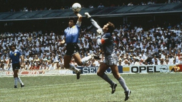 La famosa Mano de Dios de Diego Maradona ante el portero inglés, Peter Shilton