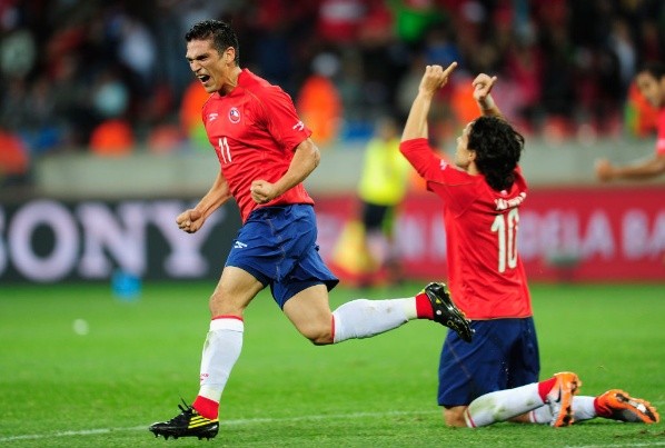 Mark González y Jorge Valdivia celebran el gol ante Suiza - Getty