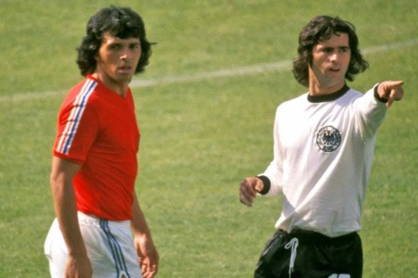 Elías Figueroa ante Alemania en el Mundial germano de 1974 (Getty Images)