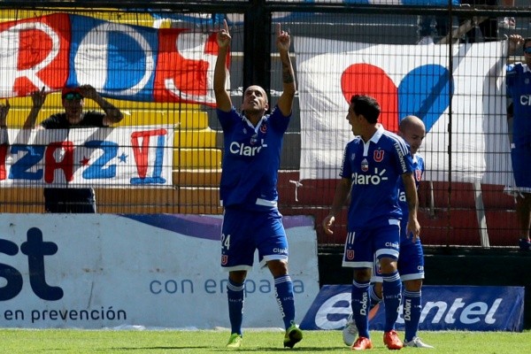 Guzmán Pereira celebrando con la camiseta de la U (Agencia Uno)