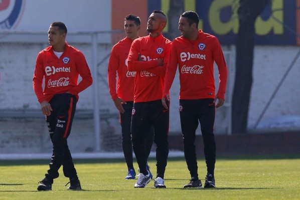 Arturo Vidal junto a Alexis Sánchez, Mauricio Isla y Enzo Roco en un entrenamiento de la selección chilena (Agencia Uno)