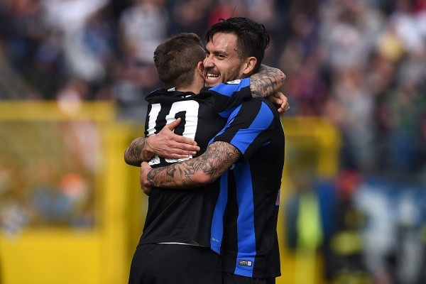 Alejandro Gómez se abraza con Mauricio Pinilla cuando ambos fueron compañeros en el Atalanta (Getty Images)