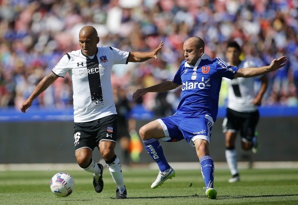 Humberto Suazo ante Gustavo Lorenzetti (Getty Images)