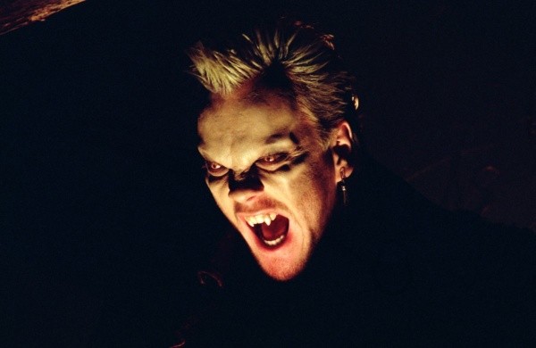 Kiefer Sutherland como el vampiro “David”, en “The Lost Boys”, de Joel Schumacher.
