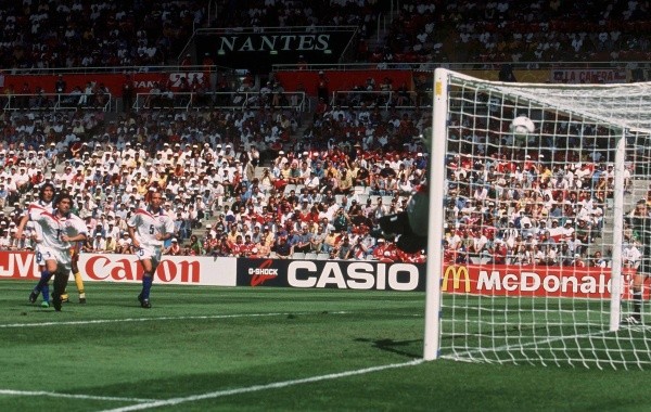 Gol de José Luis Sierra a Camerún (Getty Images)