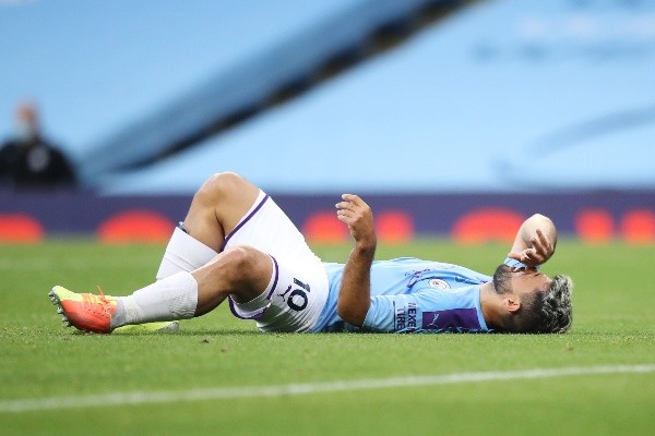 Sergio Kun Agüero cae al piso lleno de dolor en el encuentro Manchester City-Burnley (Getty Images)