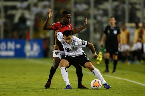 En el último partido oficial de Colo Colo, Pablo Mouche anotó el único gol del trinufo ante Athletico Paranaense. Foto: Agencia Uno