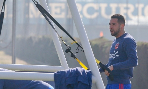 Mauricio Isla entrenando en Universidad de Chile, club del que se declara hincha (Agencia Uno)