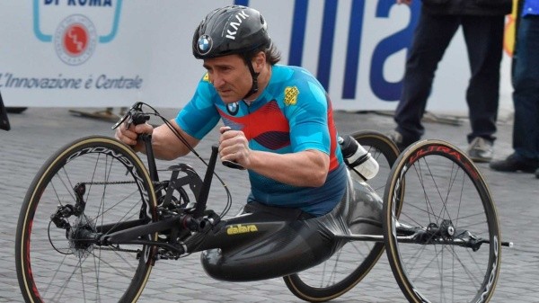 Tras el brutal accidente donde fue embestido por un camión, Zanardi se encuentra el coma inducido a la espera de una evolución favorable.