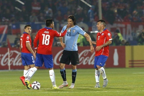 Gonzalo Jara y Edinson Cavani fueron protagonistas en aquel recordado partido entre Chile y Uruguay.