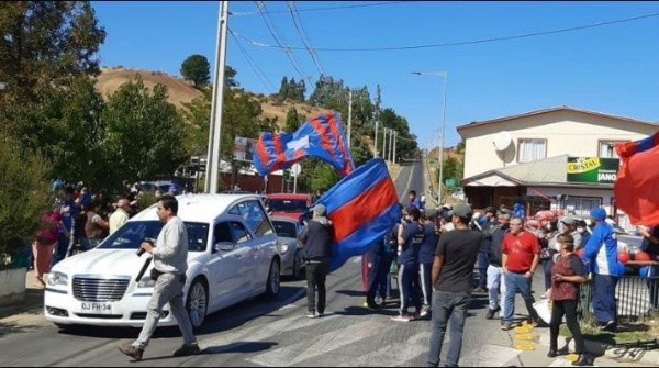 Para el funeral de la mamá de Johnny Herrera, algunos hinchas de la U llegaron a apoyar al arquero. Foto: Archivo