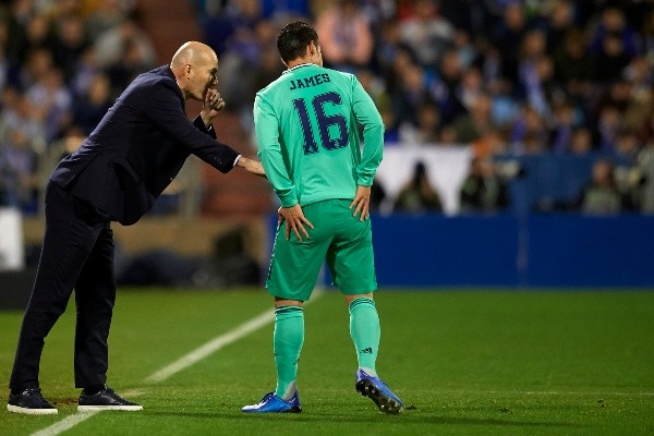 James Rodríguez escucha atento las instrucciones de Zinedine Zidane (Getty Images)