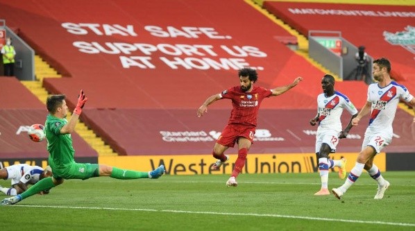Mohamed Salah no se puso nada nervioso para anotar el 2-0 del Liverpool ante el Crystal Palace. Foto: Getty Images