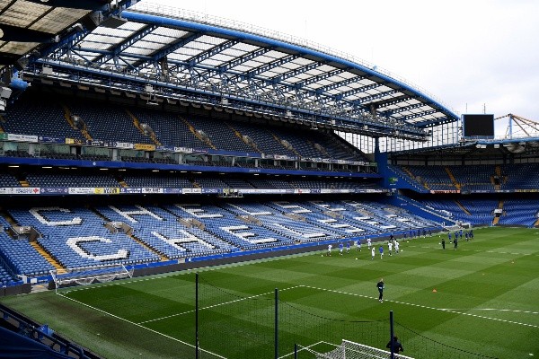Completamente vacío lucirá el estadio del Chelsea para el encuentro de este jueves entre Blues y Citizens. (Foto: Getty)