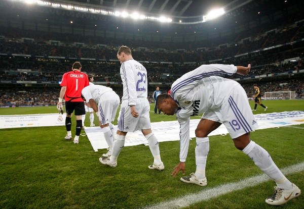 Wesley Sneijder salta a la cancha junto a Julio Baptista (Getty Images)