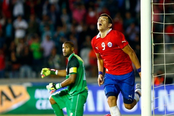 Carlos Muñoz ya ha vestido la camiseta de la Roja. Con la adulta, ha anotado un total de tres goles. Foto: Agencia Uno