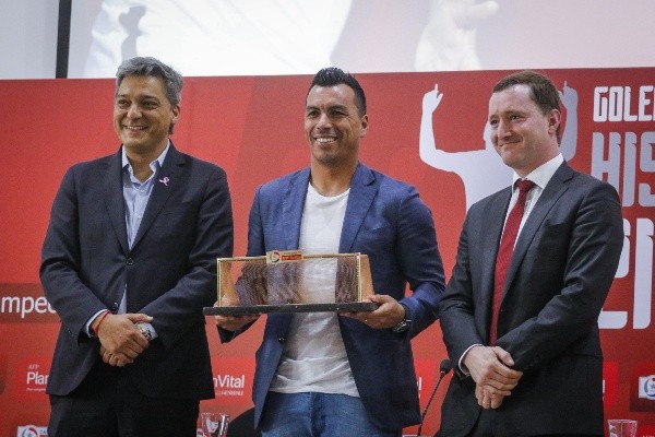Esteban Paredes recibiendo los reconocimientos de la ANFP como máximo goleador del fútbol chileno con 216 tantos. (FOTO: Agencia Uno)