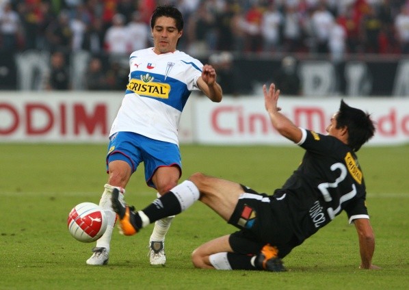 Joan Muñoz (barriéndose en la foto) es el jugador que Colo Colo inscribió mal y le terminó costando el récord a Esteban Paredes. Foto: Agencia Uno